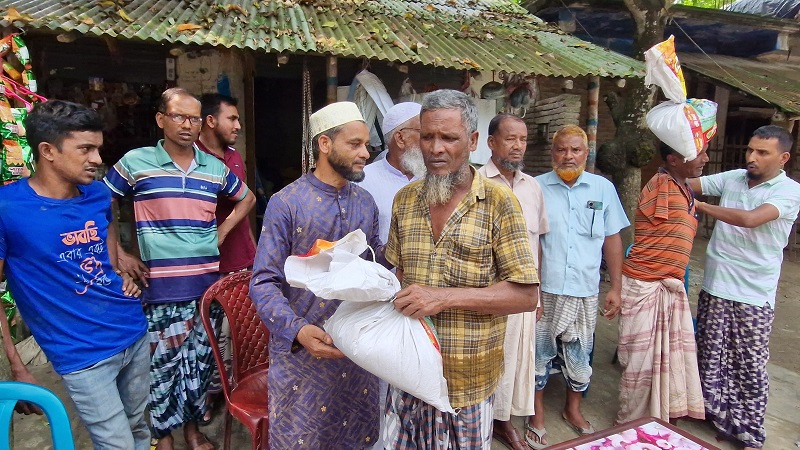 চাঁপাইনবাবগঞ্জে বেগম খালেদা জিয়ার রোগমুক্তি কামণায় দরিদ্র মানুষকে চাল ও অর্থ দিলেন বিএনপি নেতা 